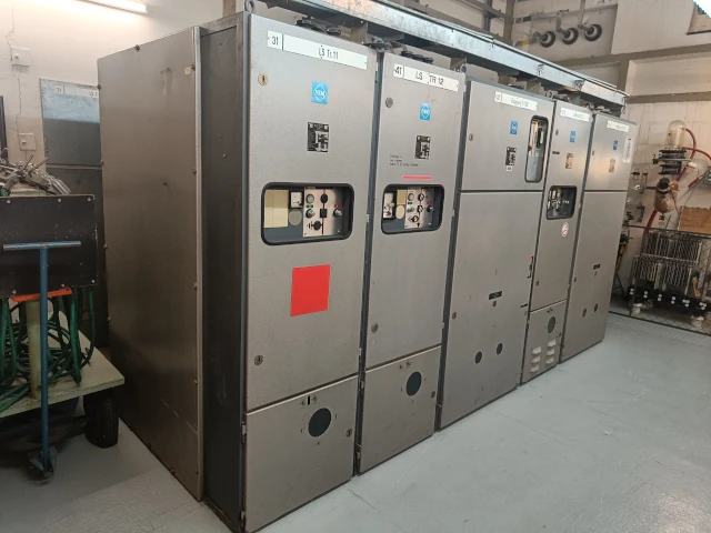 Bahnstromversorgung (110kV/16⅔Hz) aus dem nationalen Verteilernetz (110kV/50Hz).