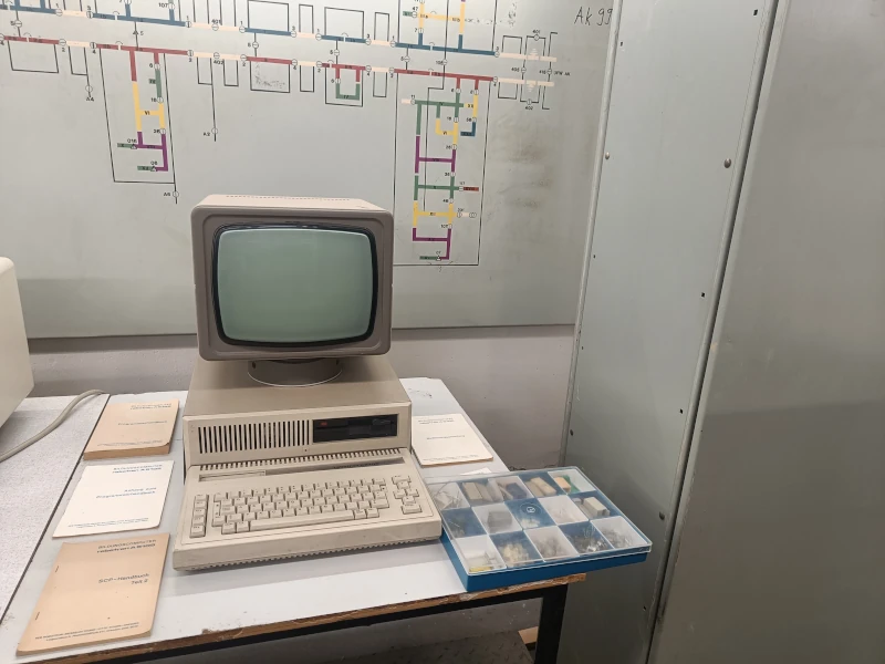 Verbaut war ein 8-Bit-Prozessor UA880 mit 3,75 MHz. 64 KByte RAM und 40 KByte ROM bildeten das Speicherangebot, das bei Bedarf noch durch Steckmodule erweitert werden konnte.