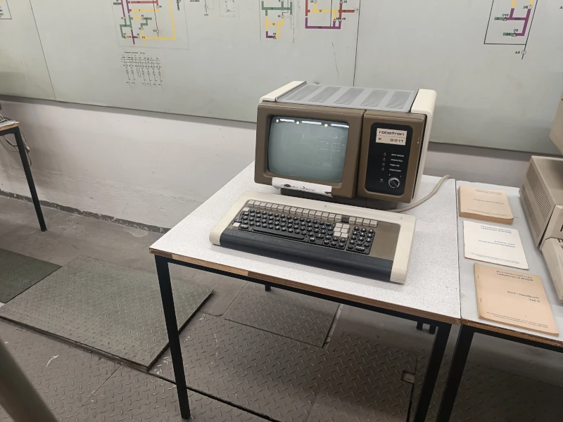 Ein Terminal zum Anschluss an größere Rechentechnik und Leitrechner.