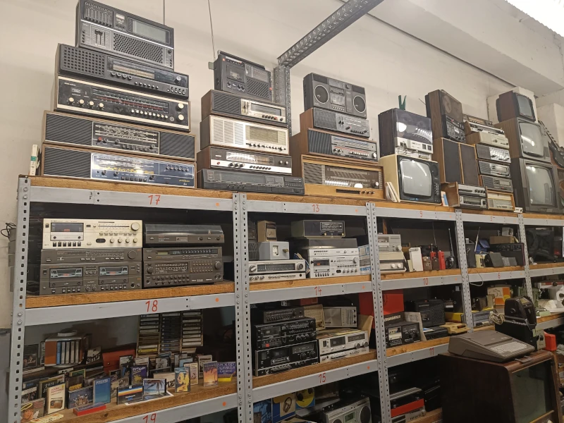 Röhrenradios waren noch üblich, langsam entwickelten sich auch Transistorgeräte. Wer Glück hatte, bekam ein tolles Gerät zur Jugendweihe.