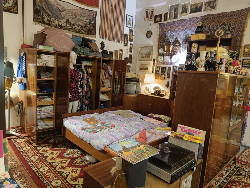 Ein Einblick in ein ostdeutsches Schlafzimmer mit einem Plattenspieler im Vordergrund. Auf Wunsch hört Ihr natürlich ... Herbert Roth!