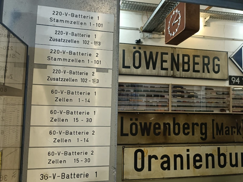 Für diese Spannungen waren Batterien in jedem Umspann- und Umformerwerk vorhanden.