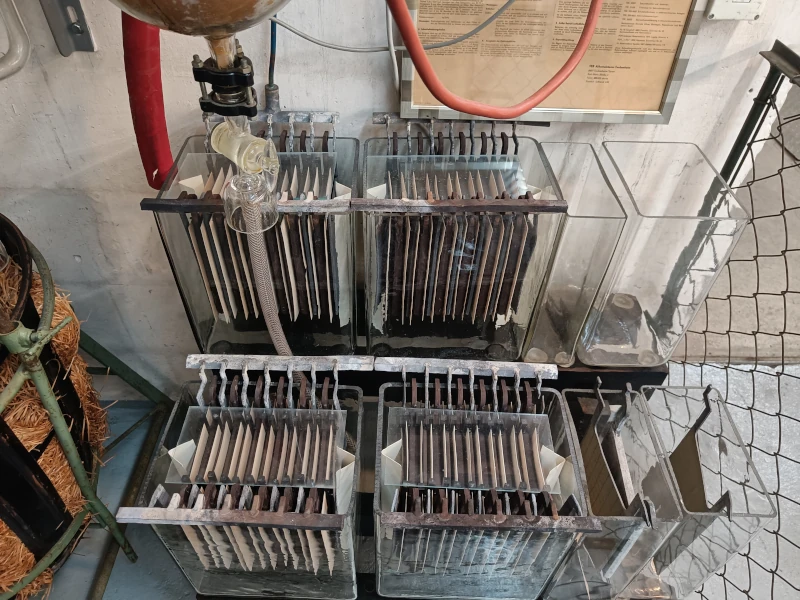 Für den Notfallbetrieb besitzen die Umformerwerke Batterien mit Zellen, in welchen sich Blei- und Antimonplatten befanden und die mit verdünnter Schwefelsäure aufgefüllt wurden.