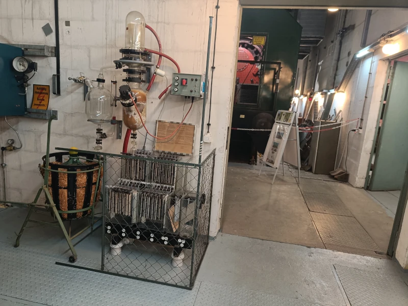 Die stationäre Batterieanlage ist eine Notstromversorgung. Der eigentliche Eigenbedarf des Werkes wird über einen separaten Eigenbedarfstransformator gespeist.