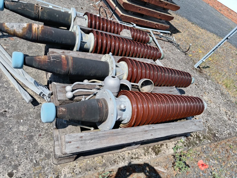 Der Durchführungsisolator dient zur Isolation der Leiter bei der Durchführung in das Trafogehäuse (110 kV), um einen Kurzschluss (besser: Erdschluss) zum geerdeten Gehäuse des Transformators zu verhindern.