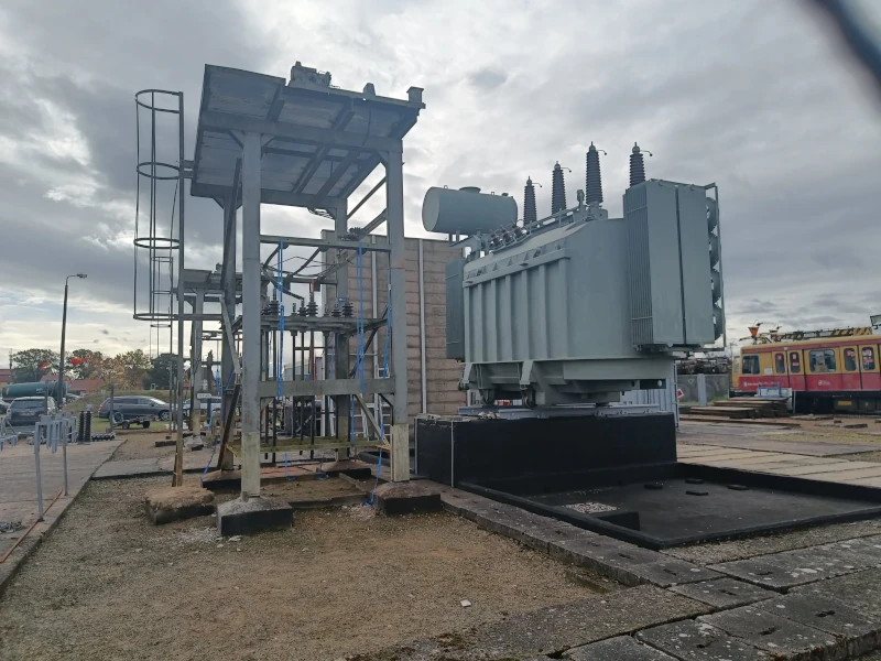 Die Umformerwerke werden aus dem Verteiler (110 kV) gespeist. Mittels des Transformators wird eine deutlich geringere Spannung bereitgestellt, da die Isolation im Umformer nicht für die Netzspannung von 110 kV ausgelegt werden kann.
