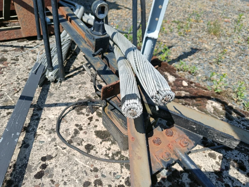 Die Einspeisung aus dem öffentlichen Verteilernetz erfolgt üblicherweise über eine Freileitung. Eingesetzt werden Freileitungsseile (ACSR) aus verdrillten Aluminiumdrähten mit einer Stahlseele zur mechanischen Stabilisierung.