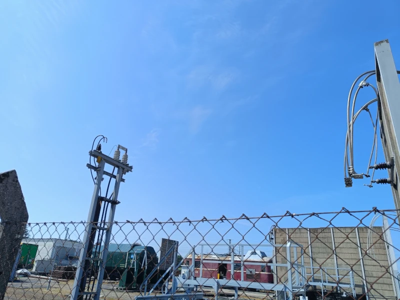 Die zweipoligen Leitungen werden durch die Wand geführt und liefern die Energie auf das Bahnnetz mit 15 kV (16⅔ Hz).