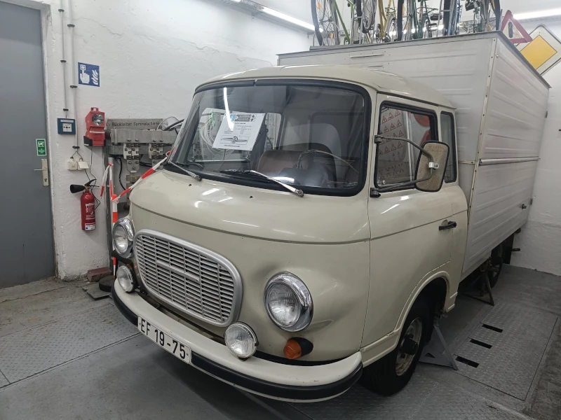 Dieser Barkas wurde noch mit dem 2-Takt-Motor (wie klassische Wartburgs) ausgerüstet. Der Aufbau lässt auf Versorgungsdienste (Bäckerei, Wäsche) schließen.