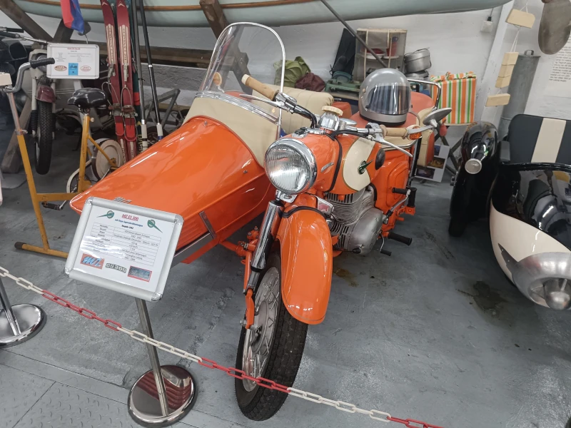 Ein sehr stabiles, langlebiges Gespann, das Auto des kleinen Mannes.