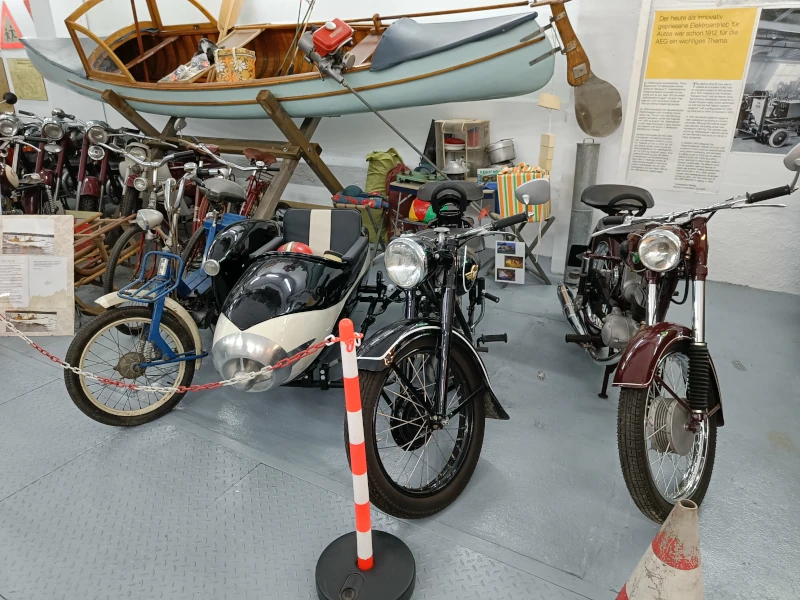 Hier sehen wir verschiedene Ostmotorräder, im Hintergrund die auch heute wieder gefragte Jawa aus der ČSSR.