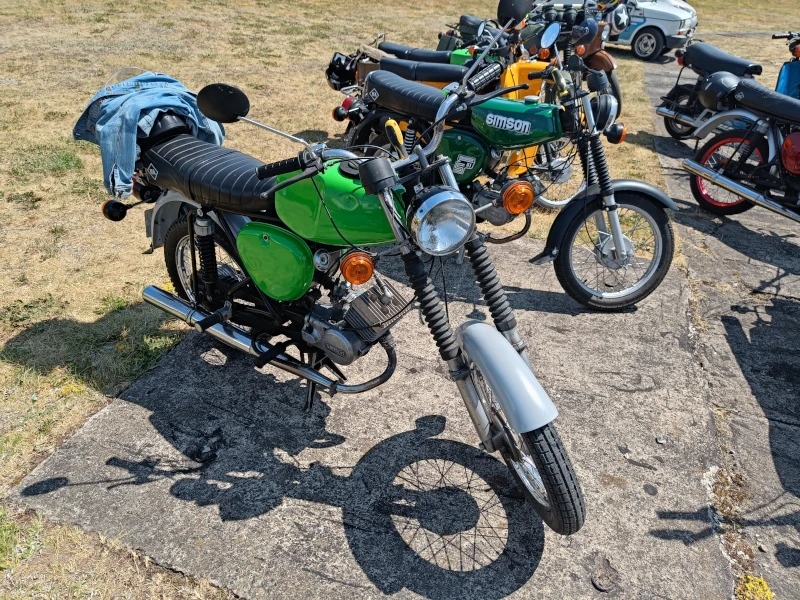 Drei interessante und beliebte DDR-Modelle: ein S50, welcher den neuen Simson-Motor einführte, das beliebtere Modell S51 und die vor allem von Frauen geschätzte Schwalbe.