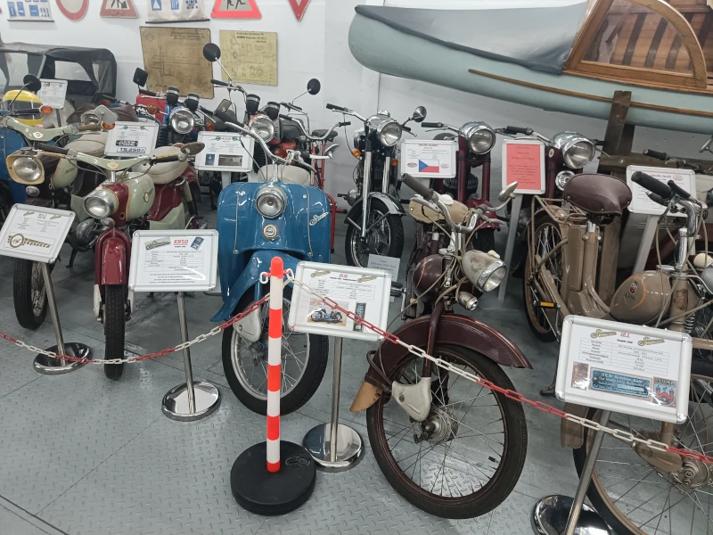 Einige Modelle der Vogelserie stehen im Vordergrund, weiter hinten sieht man Modelle von MZ und hinten links die bekannten Jawa-Motorräder.