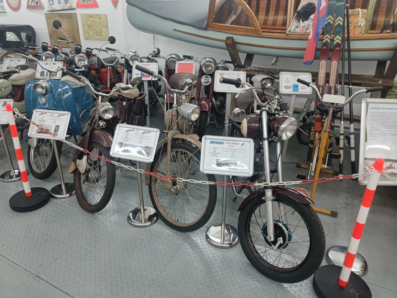 Zwei wirkliche Mopeds. Sie konnten neben dem Motorantrieb auch mit Pedalen (zur Unterstützung) angetrieben werden. Ganz links in Blau der KR50 mit 2-Gang-Handschaltung und 50 km/h Spitze.