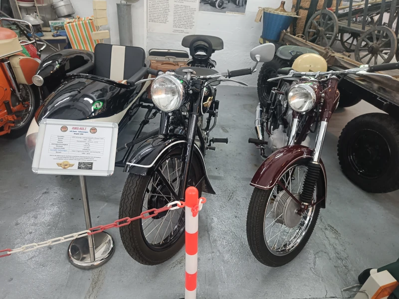Dieses Fahrzeug aus Suhl war kaum zu bekommen und gehörte neben der Sport-AWO und der RT 125 zu den Motorrädern der jungen DDR.