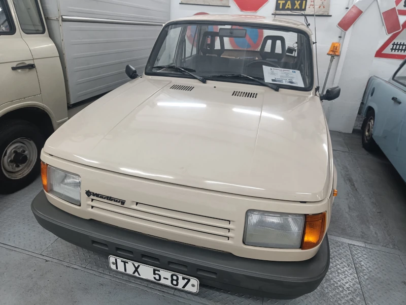 Auch dieses Fahrzeug wurde mit einem Motor von VW bestückt. Ein Absatzwunder, welches für den einfachen Bürger kaum erschwinglich war.